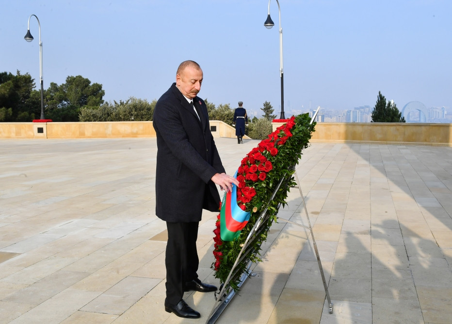 Prezident İlham Əliyev 20 Yanvar faciəsinin 33-cü ildönümü ilə əlaqədar Şəhidlər xiyabanını ziyarət edib<font color=red> - FOTOLAR</font>