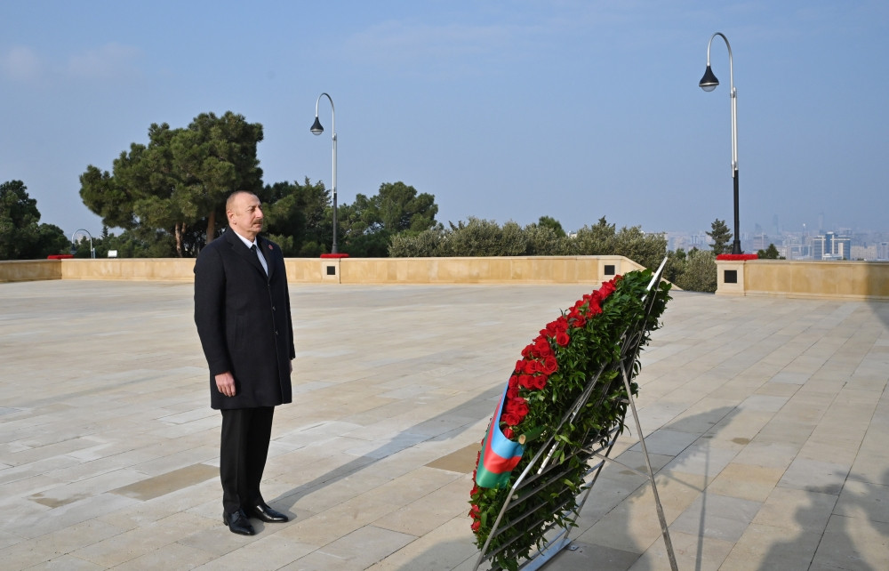 Prezident İlham Əliyev 20 Yanvar faciəsinin 33-cü ildönümü ilə əlaqədar Şəhidlər xiyabanını ziyarət edib<font color=red> - FOTOLAR</font>