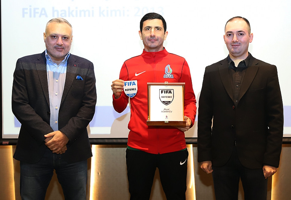 FIFA dərəcəli Azərbaycan hakimlərinə emblem təqdim olunub<font color=red> - FOTOLAR</font>