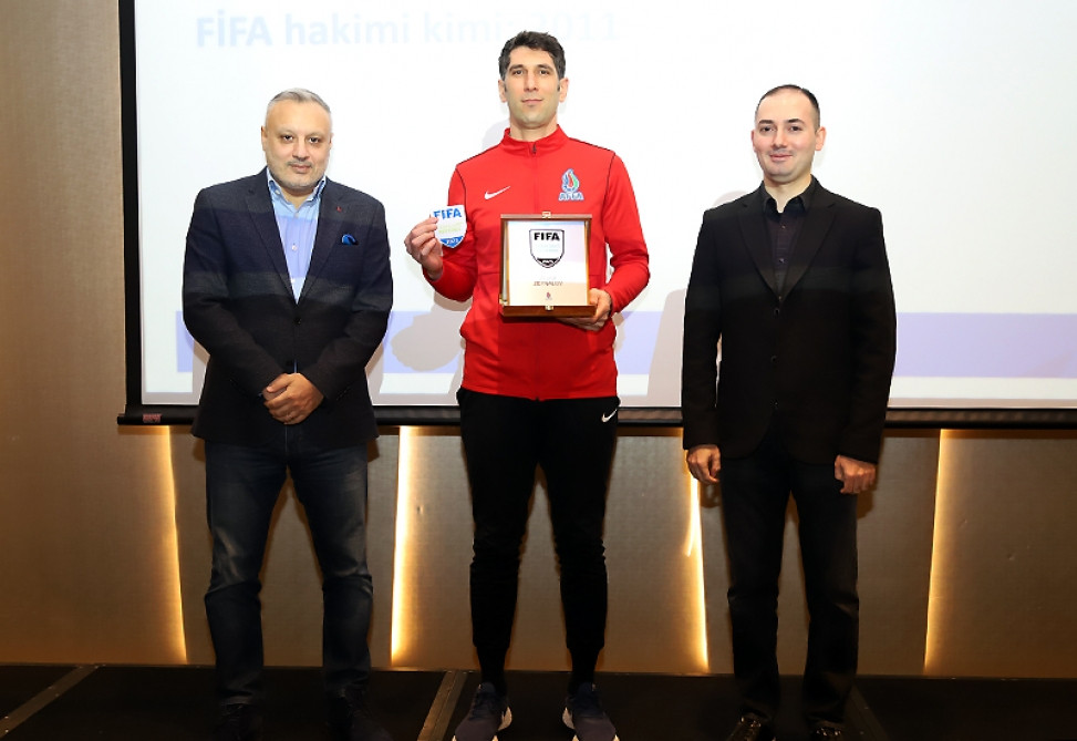 FIFA dərəcəli Azərbaycan hakimlərinə emblem təqdim olunub<font color=red> - FOTOLAR</font>