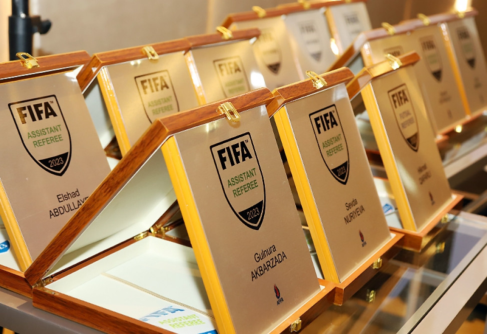 FIFA dərəcəli Azərbaycan hakimlərinə emblem təqdim olunub<font color=red> - FOTOLAR</font>