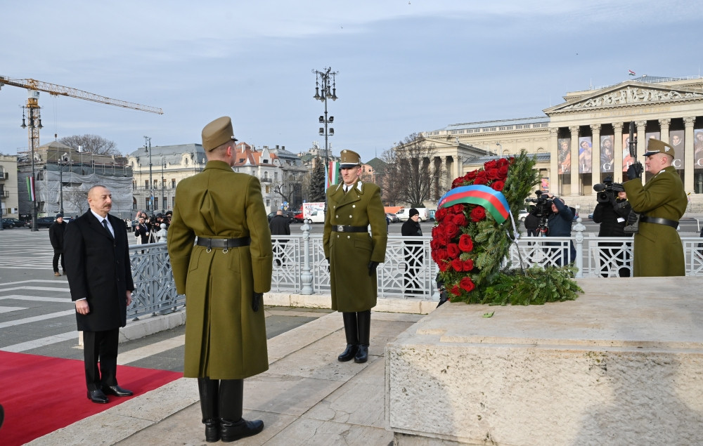 Prezident İlham Əliyev Budapeştdə naməlum əsgərin məzarını ziyarət edib<font color=red> - FOTOLAR</font>