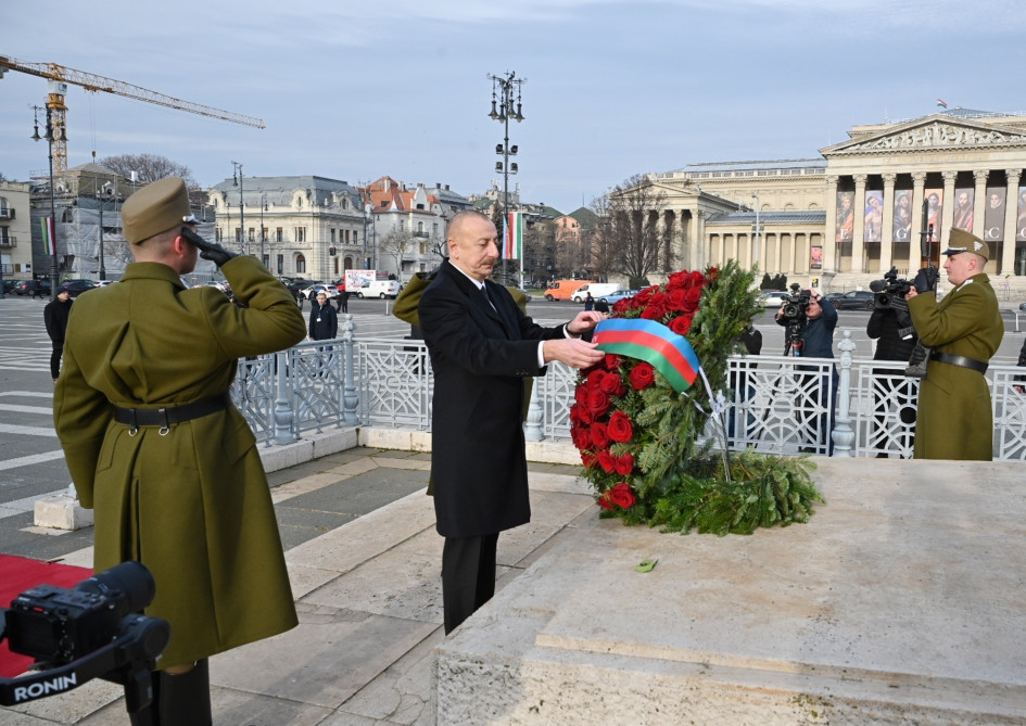 Prezident İlham Əliyev Budapeştdə naməlum əsgərin məzarını ziyarət edib<font color=red> - FOTOLAR</font>
