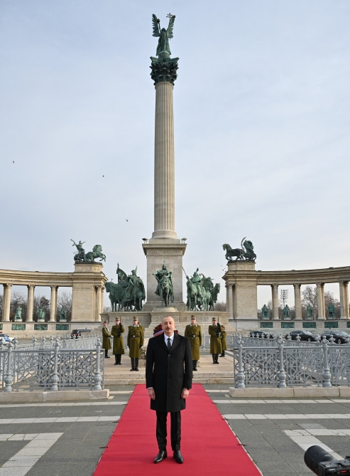Prezident İlham Əliyev Budapeştdə naməlum əsgərin məzarını ziyarət edib<font color=red> - FOTOLAR</font>