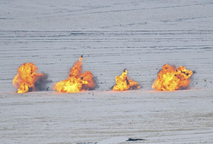 Qarsda hərbi təlimlərin yekununda Azərbaycan hərbçiləri şərti hədəfləri tam dəqiqliklə vurublar<font color=red> - FOTOLAR</font>