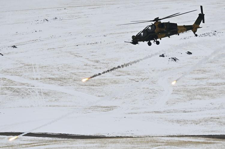 Qarsda hərbi təlimlərin yekununda Azərbaycan hərbçiləri şərti hədəfləri tam dəqiqliklə vurublar<font color=red> - FOTOLAR</font>