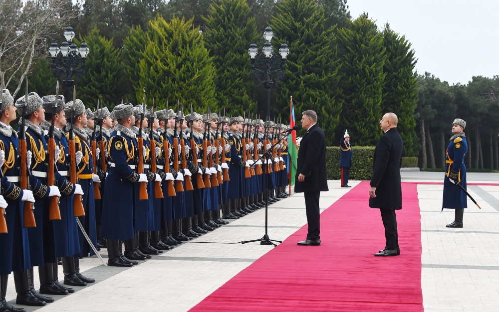 Rumıniya Prezidenti Klaus Yohannisin rəsmi qarşılanma mərasimi olub<font color=red> - FOTOLAR</font>