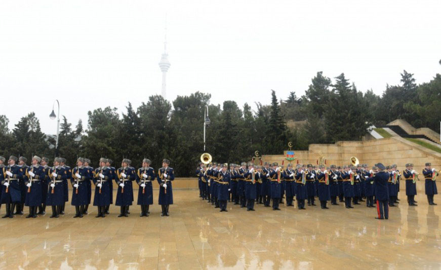 Rumıniya Prezidenti Klaus Yohannis Şəhidlər xiyabanını ziyarət edib<font color=red> - FOTOLAR</font>