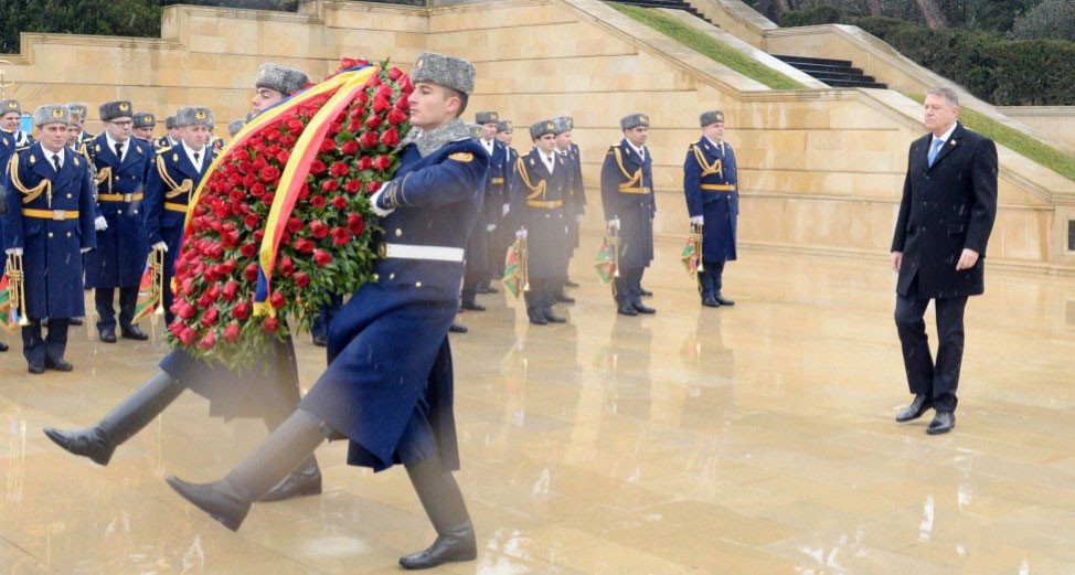Rumıniya Prezidenti Klaus Yohannis Şəhidlər xiyabanını ziyarət edib<font color=red> - FOTOLAR</font>