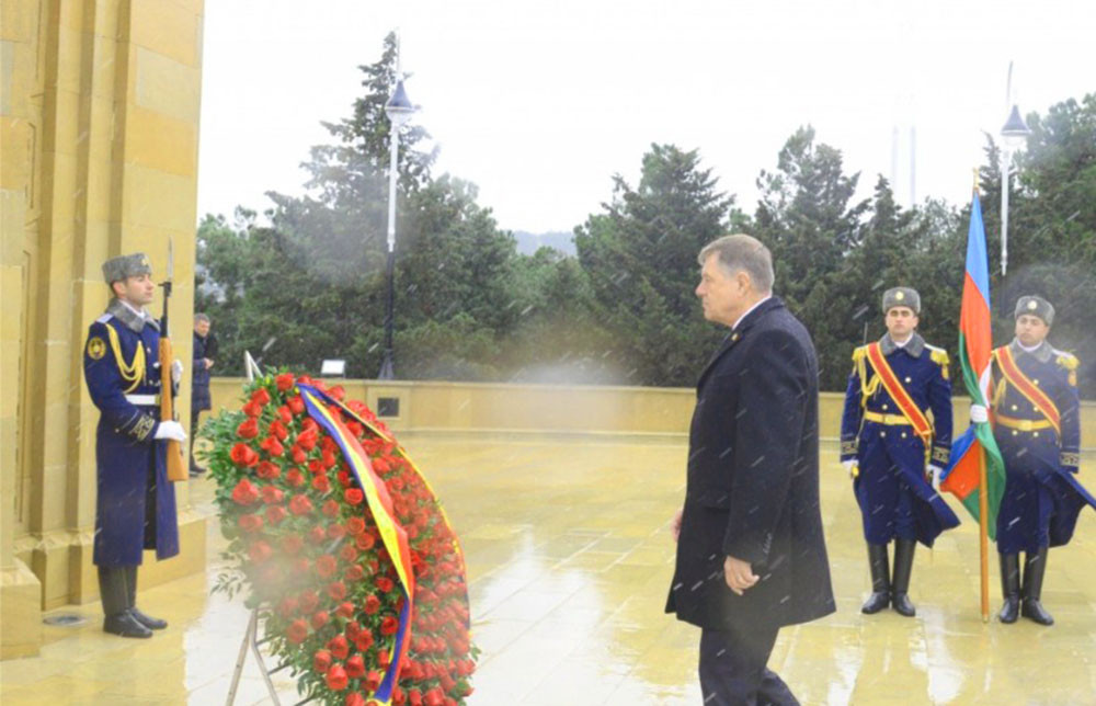 Rumıniya Prezidenti Klaus Yohannis Şəhidlər xiyabanını ziyarət edib<font color=red> - FOTOLAR</font>