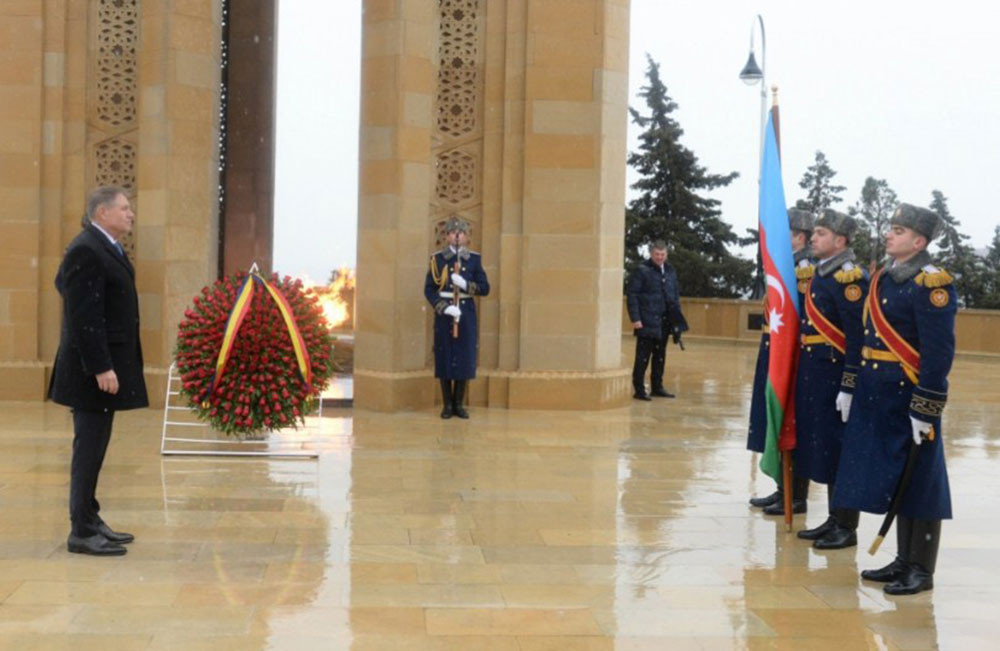Rumıniya Prezidenti Klaus Yohannis Şəhidlər xiyabanını ziyarət edib<font color=red> - FOTOLAR</font>
