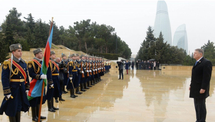Rumıniya Prezidenti Klaus Yohannis Şəhidlər xiyabanını ziyarət edib<font color=red> - FOTOLAR</font>