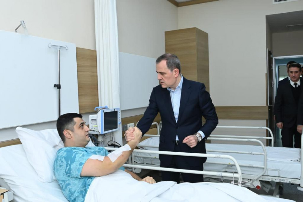 Ceyhun Bayramov Tehranda səfirliyə hücum zamanı yaralananları ziyarət edib<font color=red> - FOTOLAR</font>