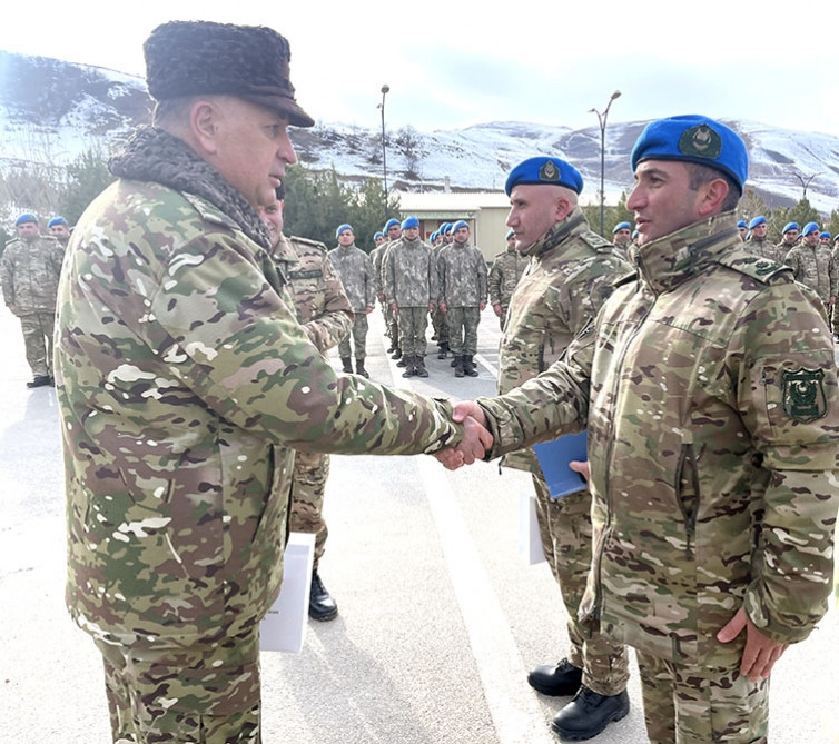 Baş Qərargah rəisi hərbi hissələrin intensiv döyüş hazırlığını yoxlayıb<font color=red> - FOTOLAR</font>