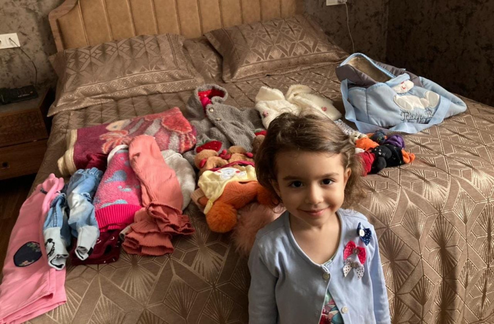 Naxçıvanlı qazimizin 4 yaşlı qızı öz geyim və oyuncaqlarını türkiyəli uşaqlara bağışladı<font color=red> - FOTOLAR</font>