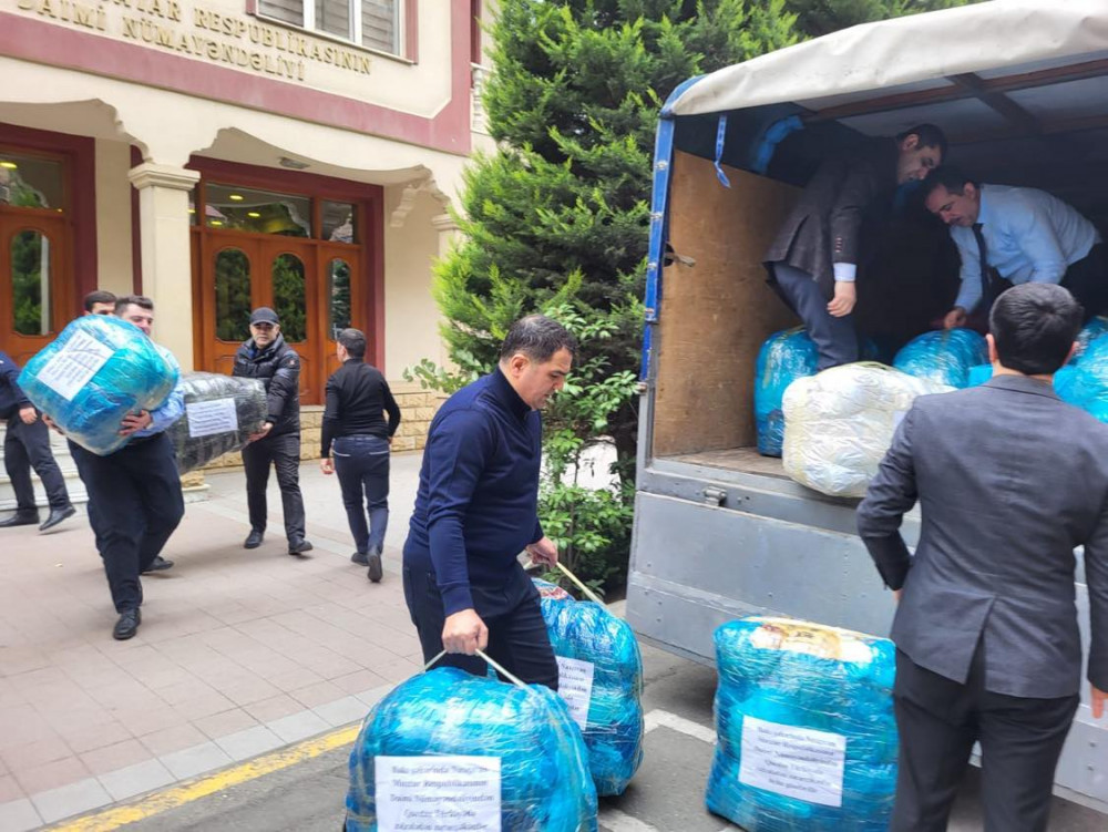 <strong>Daimi nümayəndəliyin kollektivi Türkiyəyə humanitar yardım göndərib<font color=red> - FOTOLAR</font></strong>