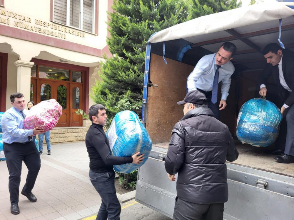 <strong>Daimi nümayəndəliyin kollektivi Türkiyəyə humanitar yardım göndərib<font color=red> - FOTOLAR</font></strong>