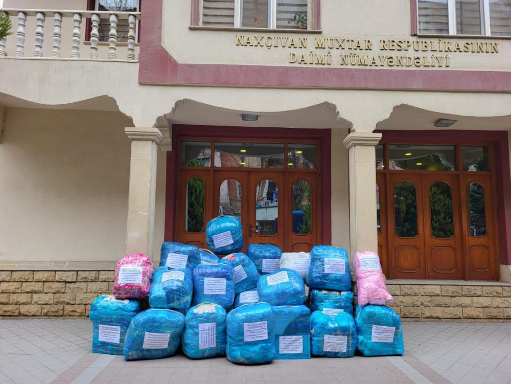 <strong>Daimi nümayəndəliyin kollektivi Türkiyəyə humanitar yardım göndərib<font color=red> - FOTOLAR</font></strong>