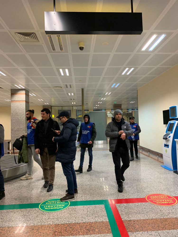 Türkiyəyə yollanacaq olan könüllü gənclər Bakıdan Naxçıvana gəliblər<font color=red> - FOTOLAR</font>