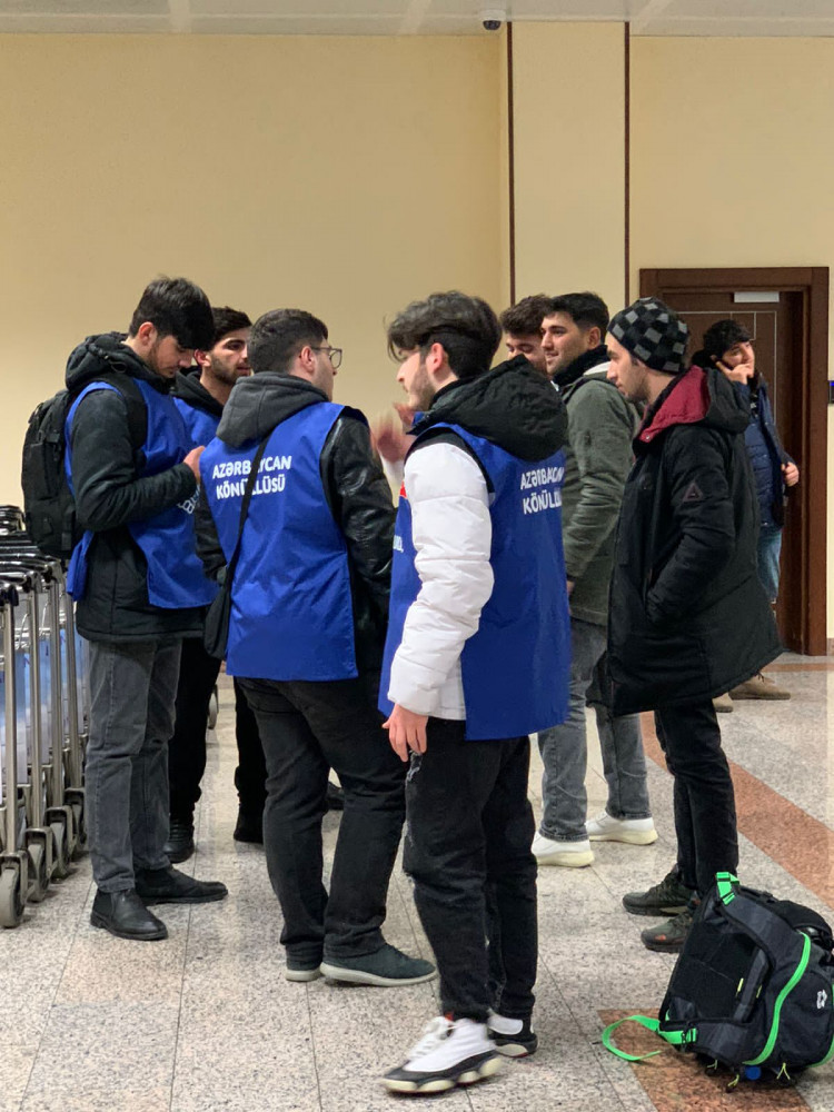 Türkiyəyə yollanacaq olan könüllü gənclər Bakıdan Naxçıvana gəliblər<font color=red> - FOTOLAR</font>