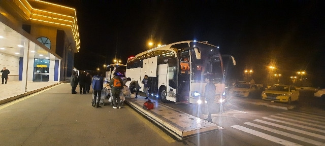 Türkiyəyə yollanacaq olan könüllü gənclər Bakıdan Naxçıvana gəliblər<font color=red> - FOTOLAR</font>