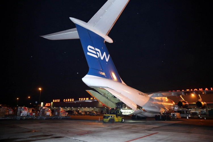 Mehriban Əliyevanın göstərişi ilə daha bir humanitar yardım təyyarəsi Türkiyəyə yola düşüb<font color=red> - FOTOLAR</font>