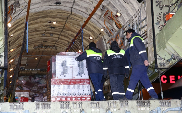 Mehriban Əliyevanın göstərişi ilə daha bir humanitar yardım təyyarəsi Türkiyəyə yola düşüb<font color=red> - FOTOLAR</font>