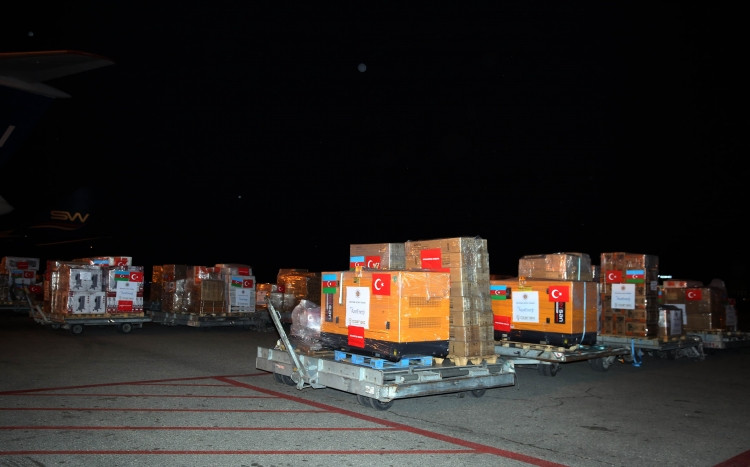 Mehriban Əliyevanın göstərişi ilə daha bir humanitar yardım təyyarəsi Türkiyəyə yola düşüb<font color=red> - FOTOLAR</font>