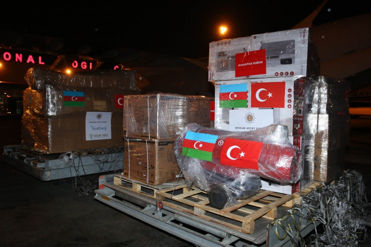 Mehriban Əliyevanın göstərişi ilə daha bir humanitar yardım təyyarəsi Türkiyəyə yola düşüb<font color=red> - FOTOLAR</font>