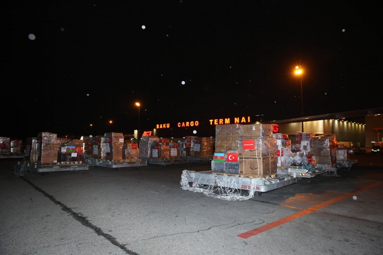 Mehriban Əliyevanın göstərişi ilə daha bir humanitar yardım təyyarəsi Türkiyəyə yola düşüb<font color=red> - FOTOLAR</font>