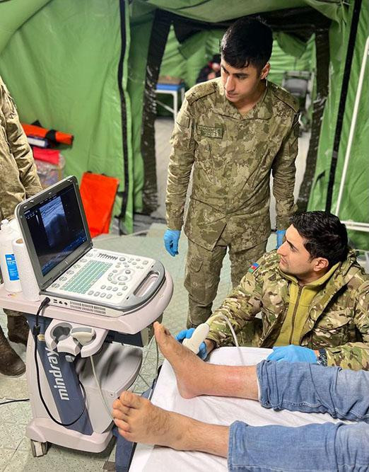 Azərbaycanın hərbi həkimləri Kahramanmaraşda 25 cərrahi əməliyyat icra edib, 196 zərərçəkəni müayinə edib<font color=red> - FOTOLAR</font>