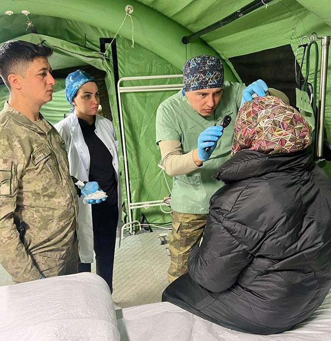 Azərbaycanın hərbi həkimləri Kahramanmaraşda 25 cərrahi əməliyyat icra edib, 196 zərərçəkəni müayinə edib<font color=red> - FOTOLAR</font>