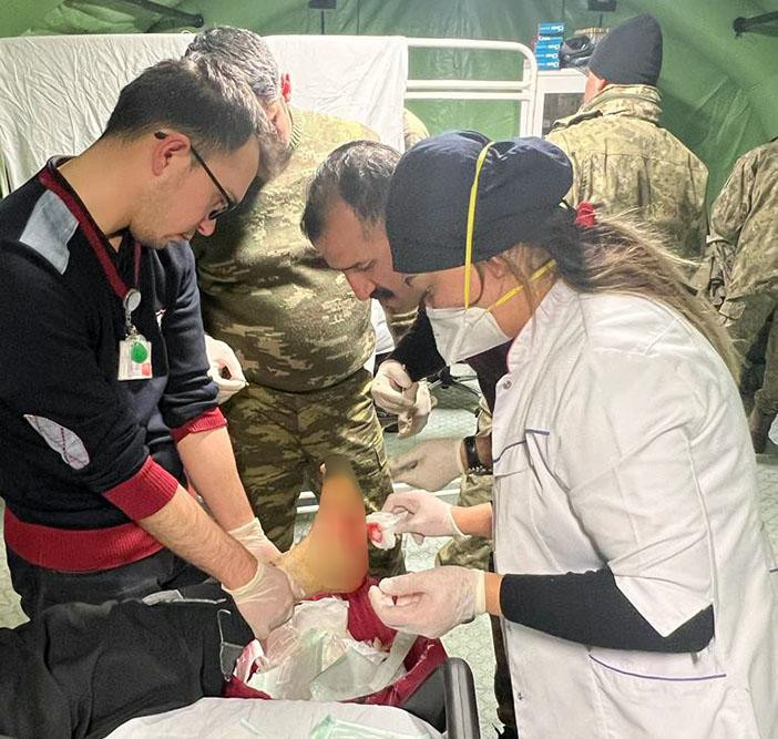 Azərbaycanın hərbi həkimləri Kahramanmaraşda 25 cərrahi əməliyyat icra edib, 196 zərərçəkəni müayinə edib<font color=red> - FOTOLAR</font>