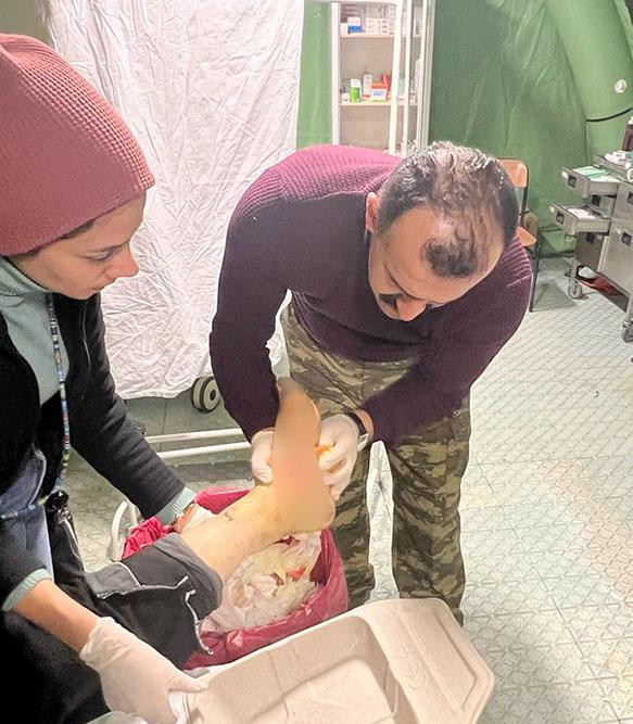 Azərbaycanın hərbi həkimləri Kahramanmaraşda 25 cərrahi əməliyyat icra edib, 196 zərərçəkəni müayinə edib<font color=red> - FOTOLAR</font>