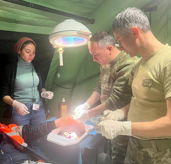 Azərbaycanın hərbi həkimləri Kahramanmaraşda 25 cərrahi əməliyyat icra edib, 196 zərərçəkəni müayinə edib<font color=red> - FOTOLAR</font>