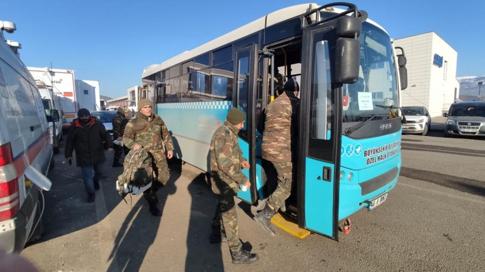 FHN-in Kahramanmaraşda olan çevik xilasetmə qüvvələrinin bir hissəsi Hataya yola düşüb<font color=red> - FOTOLAR</font>