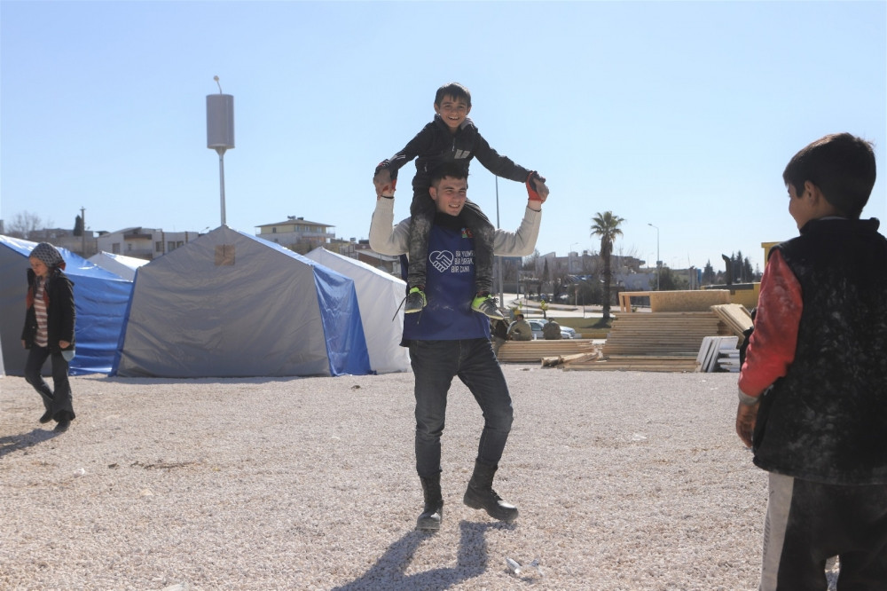 Türkiyədəki zərərçəkən uşaqlara Azərbaycan könüllüləri dəstək verir<font color=red> - FOTOLAR</font>