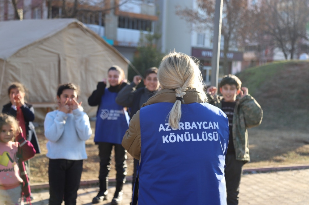 Türkiyədəki zərərçəkən uşaqlara Azərbaycan könüllüləri dəstək verir<font color=red> - FOTOLAR</font>