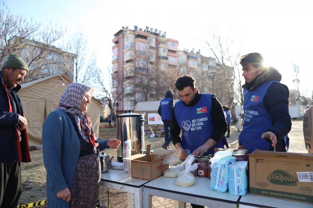 Türkiyədəki zərərçəkən uşaqlara Azərbaycan könüllüləri dəstək verir<font color=red> - FOTOLAR</font>