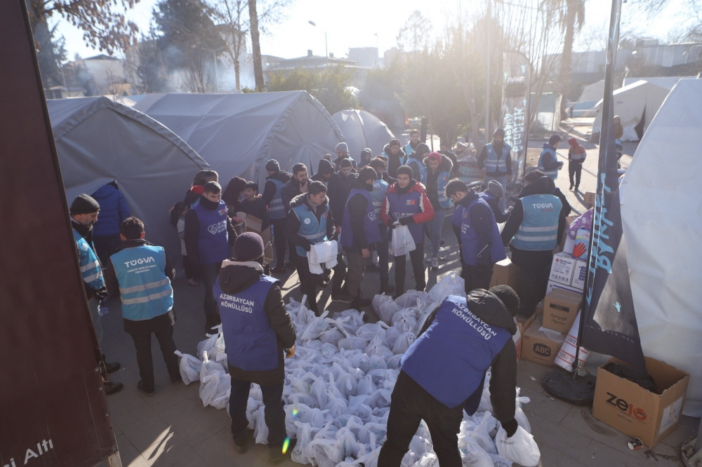 Türkiyədəki zərərçəkən uşaqlara Azərbaycan könüllüləri dəstək verir<font color=red> - FOTOLAR</font>
