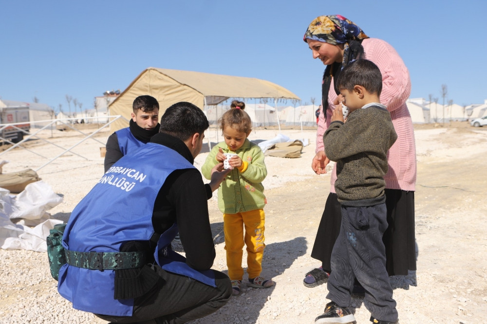 Türkiyədəki zərərçəkən uşaqlara Azərbaycan könüllüləri dəstək verir<font color=red> - FOTOLAR</font>