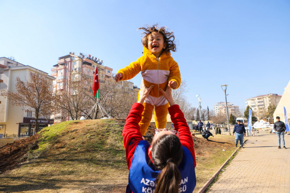 Azərbaycan könüllüləri ötən həftə Türkiyədə minlərlə zərərçəkənə xidmət edib<font color=red> - FOTOLAR</font>