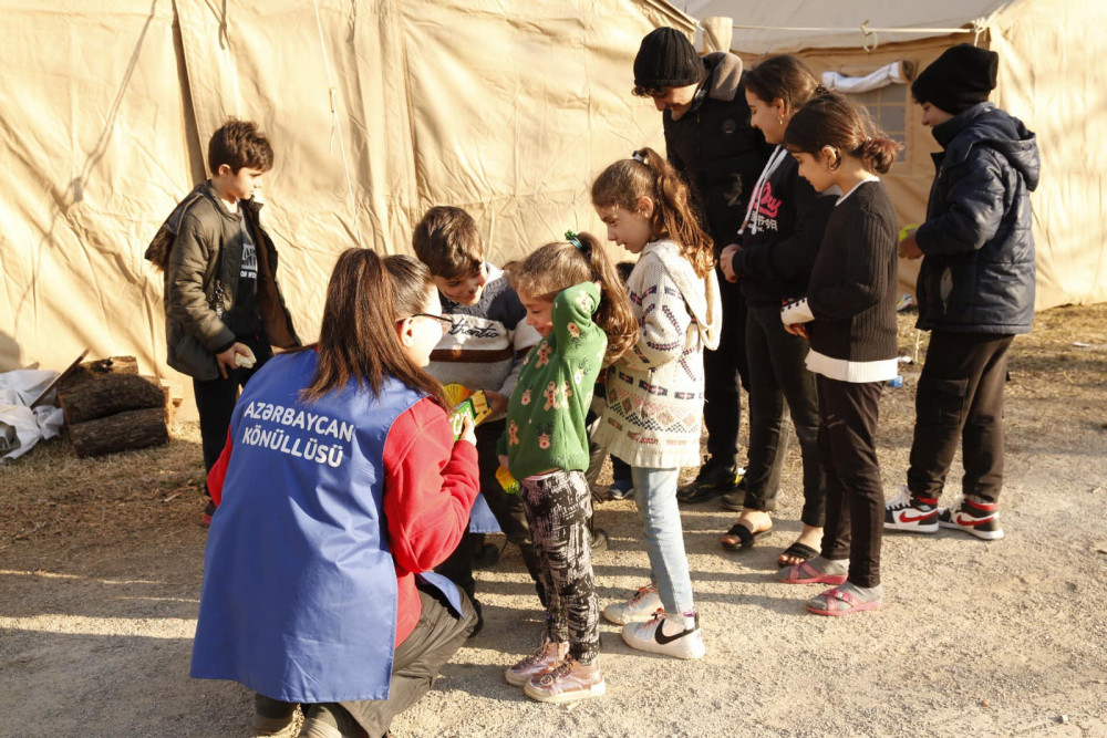 Azərbaycan könüllüləri ötən həftə Türkiyədə minlərlə zərərçəkənə xidmət edib<font color=red> - FOTOLAR</font>