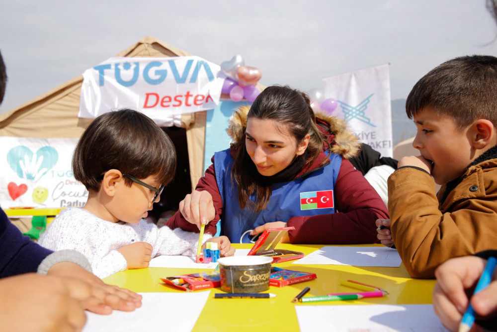 Azərbaycan könüllüləri ötən həftə Türkiyədə minlərlə zərərçəkənə xidmət edib<font color=red> - FOTOLAR</font>