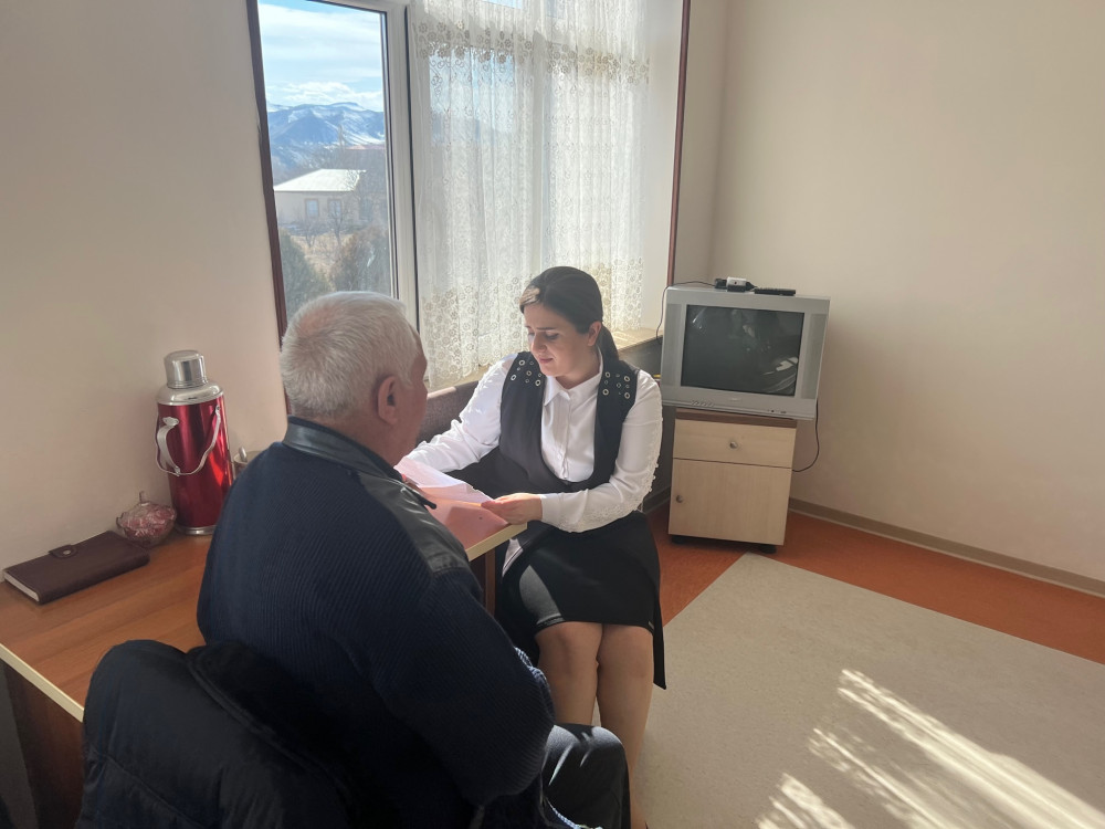 Ombudsman Günay Rzayeva ahıl şəxslərə baş çəkib<font color=red> - FOTOLAR</font>