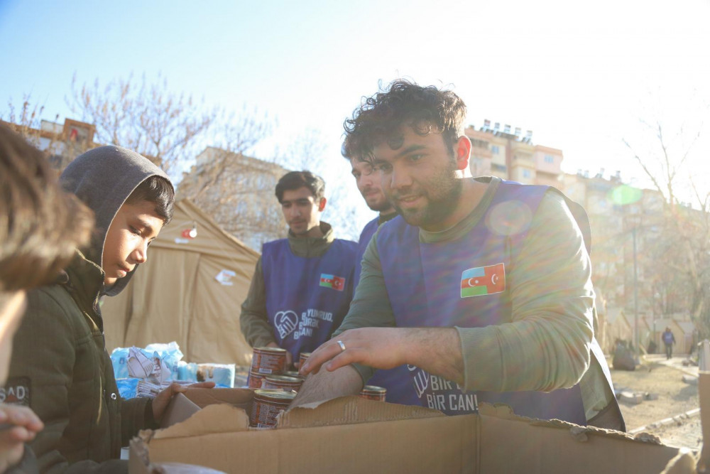Azərbaycan könüllüləri Malatyada uşaqlar üçün çadırlar qurub<font color=red> - FOTOLAR</font>