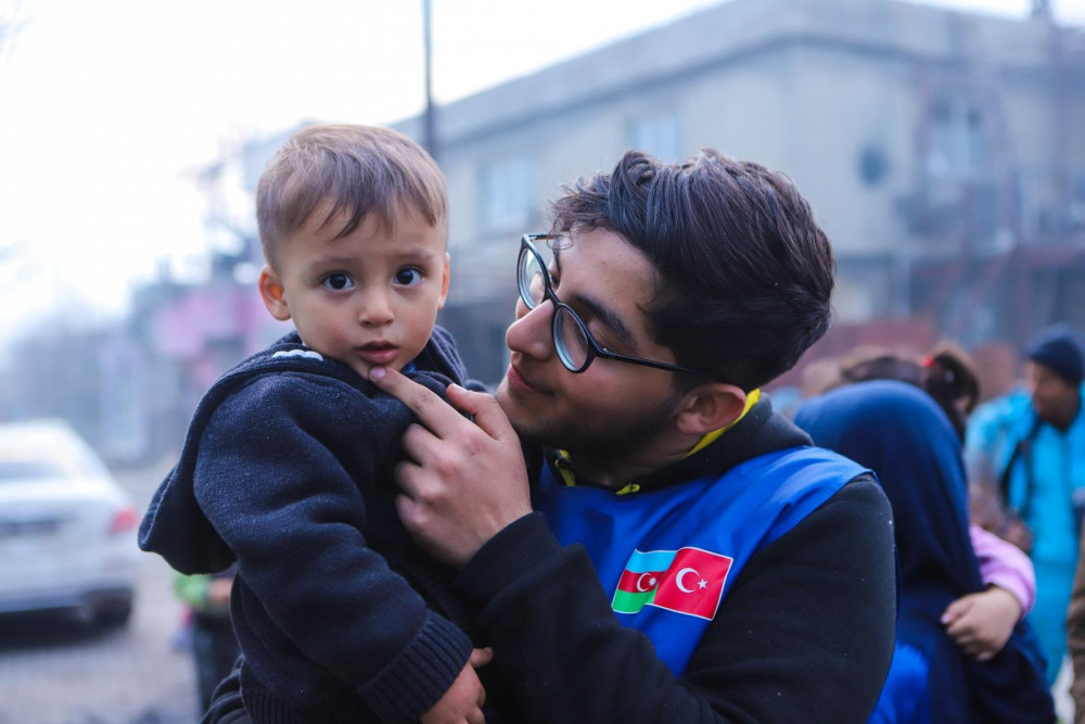 Azərbaycan könüllüləri Malatyada uşaqlar üçün çadırlar qurub<font color=red> - FOTOLAR</font>