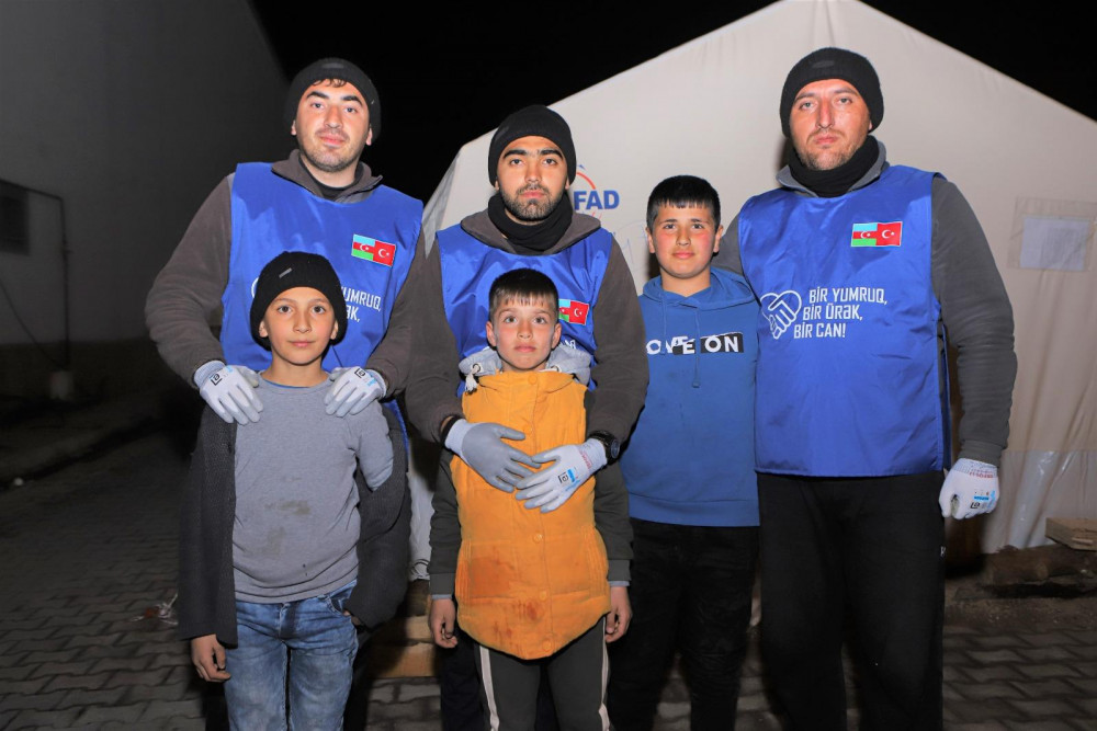 Azərbaycan könüllüləri Malatyada uşaqlar üçün çadırlar qurub<font color=red> - FOTOLAR</font>