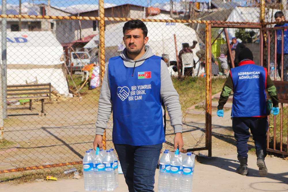 Azərbaycan könüllüləri Malatyada uşaqlar üçün çadırlar qurub<font color=red> - FOTOLAR</font>