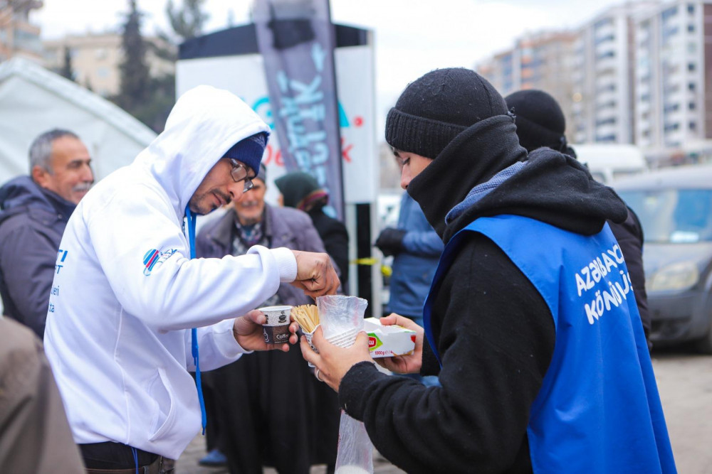 Azərbaycan könüllüləri Malatyada uşaqlar üçün çadırlar qurub<font color=red> - FOTOLAR</font>